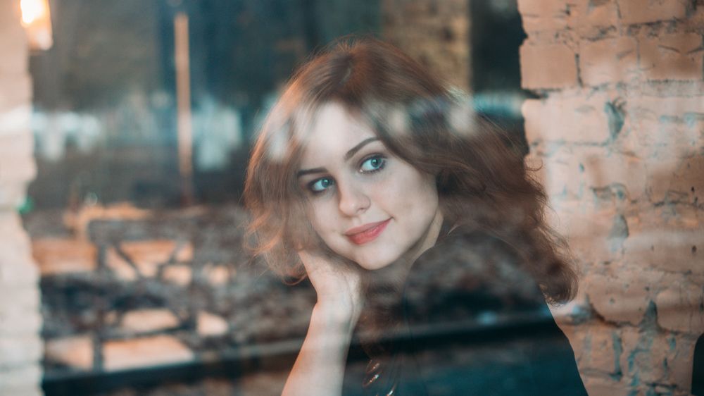 Девушка за стеклом.