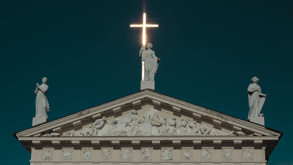 Крест в свете заката