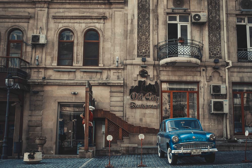 Классика на фоне старого города