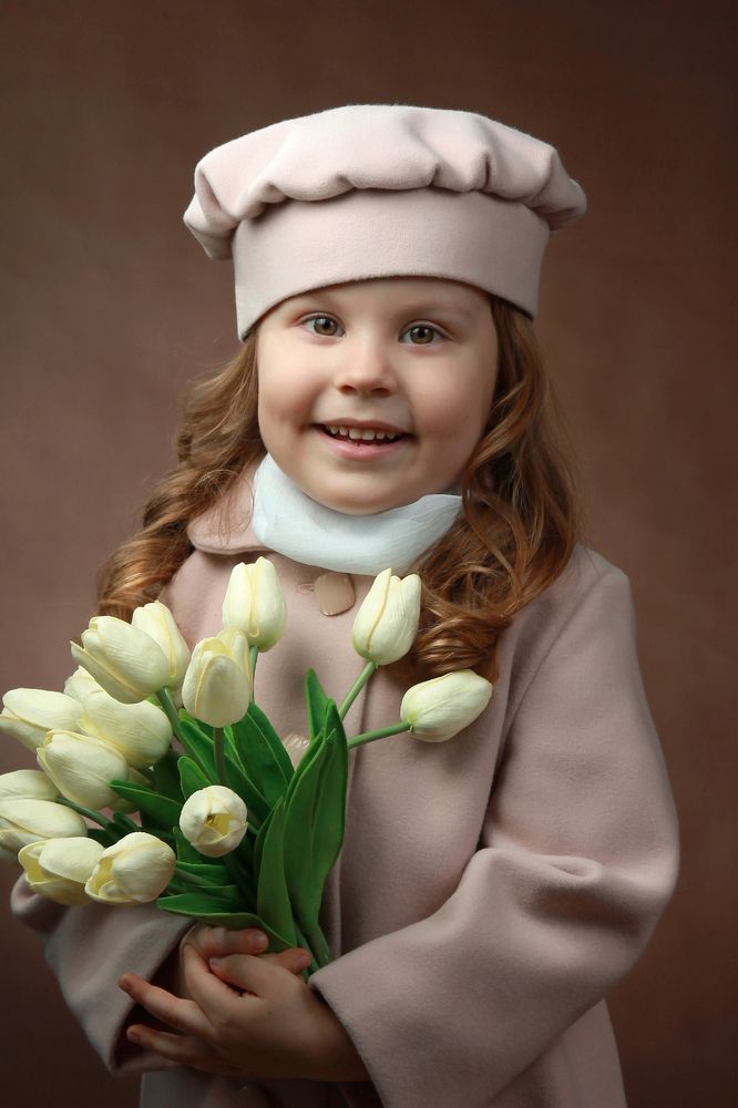 Детский портрет с тюльпанами.