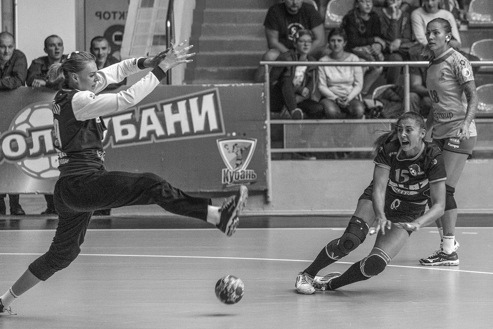 Женский гандбол. Бросок.