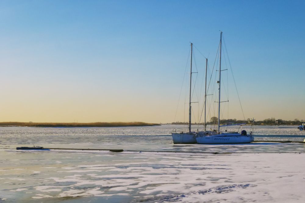 Яхты на зимовке.
