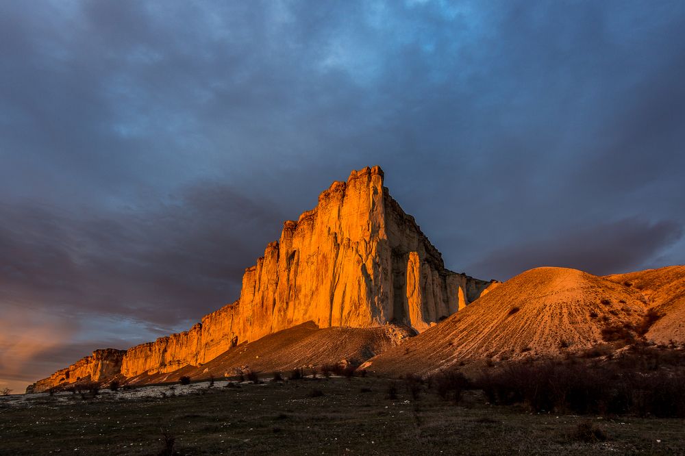 Белая скала в золоте заката.