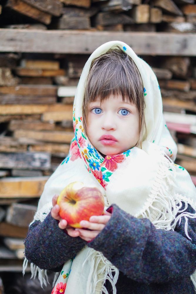 Девочка с яблоком