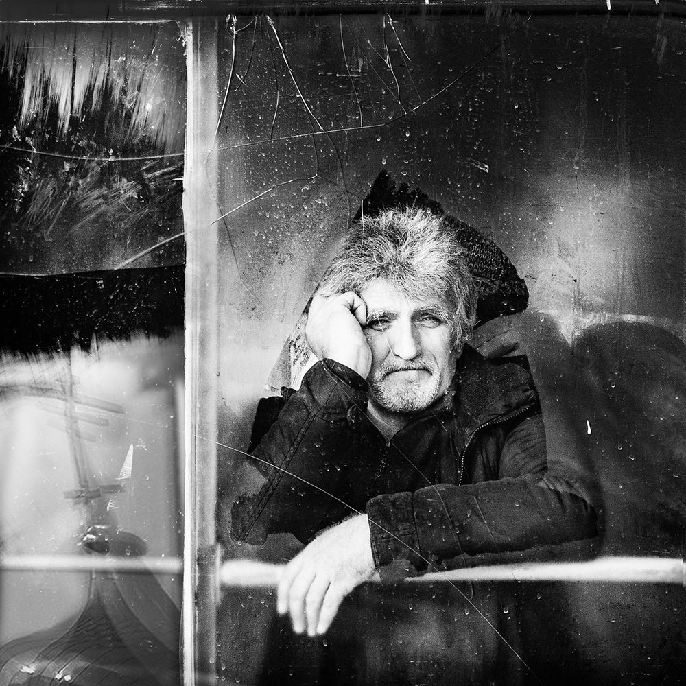 Пространство расчерчено рамой окна...