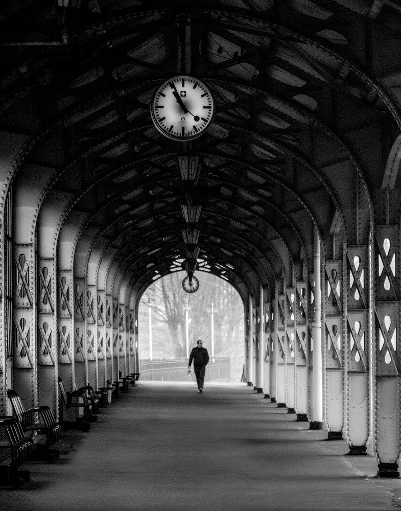 Пять минут...