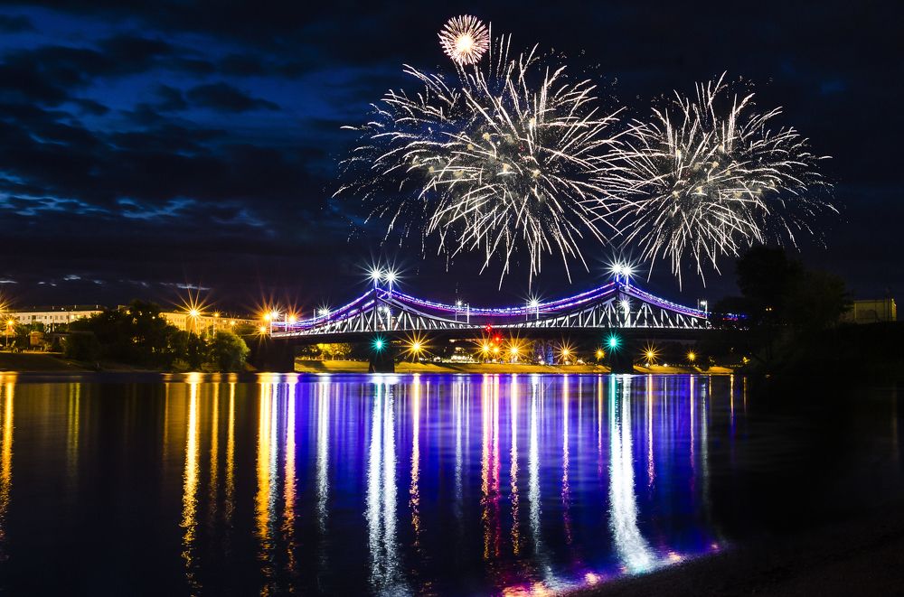 Салют над Староволжским мостом
