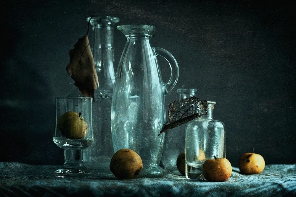 Стекло и яблоки