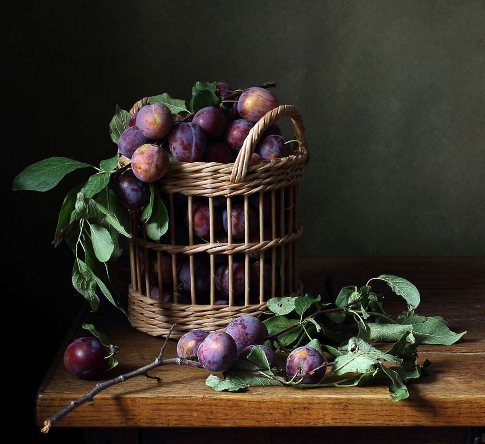 Корзина со сливами