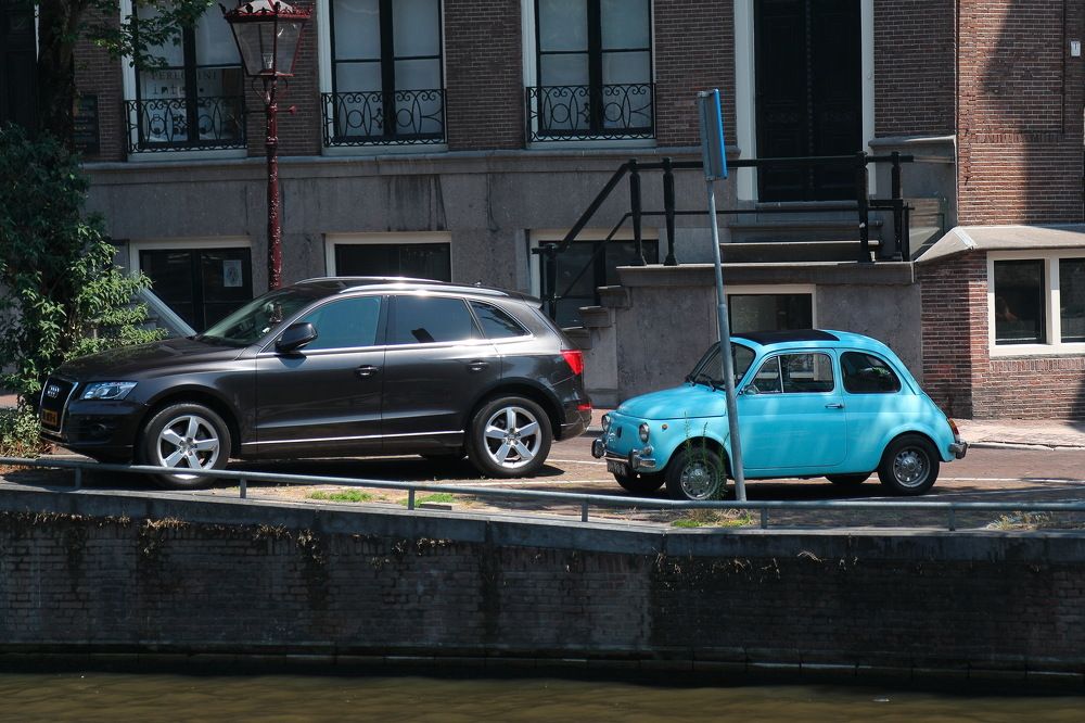 Друзья на парковке