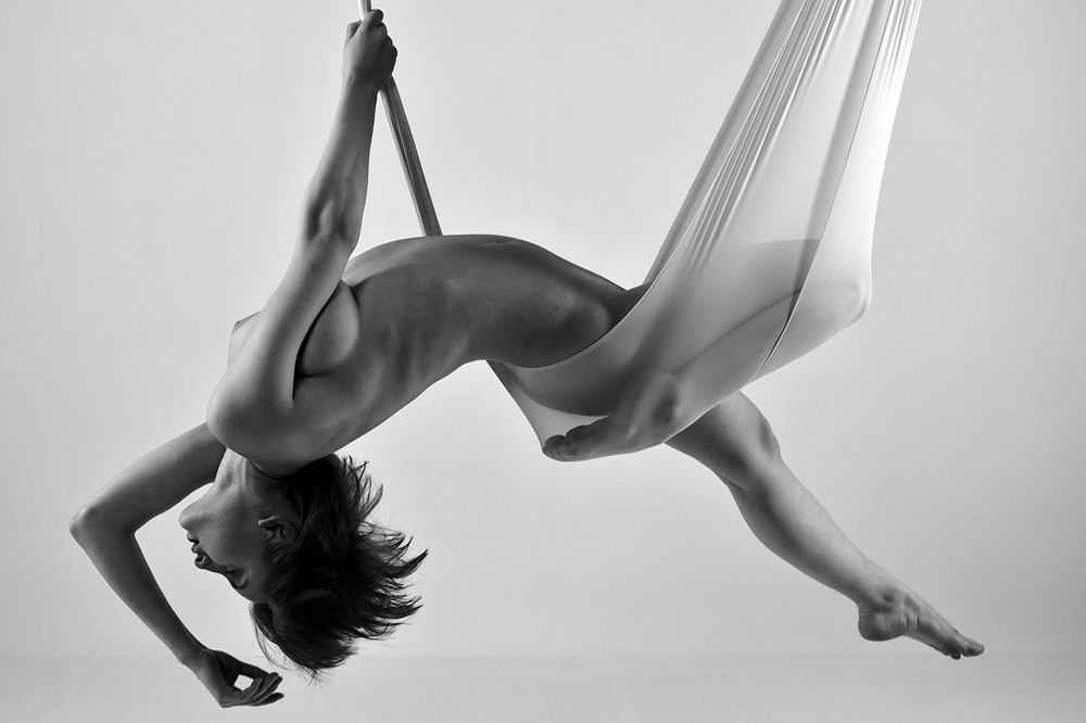 Девушка держится за ткань