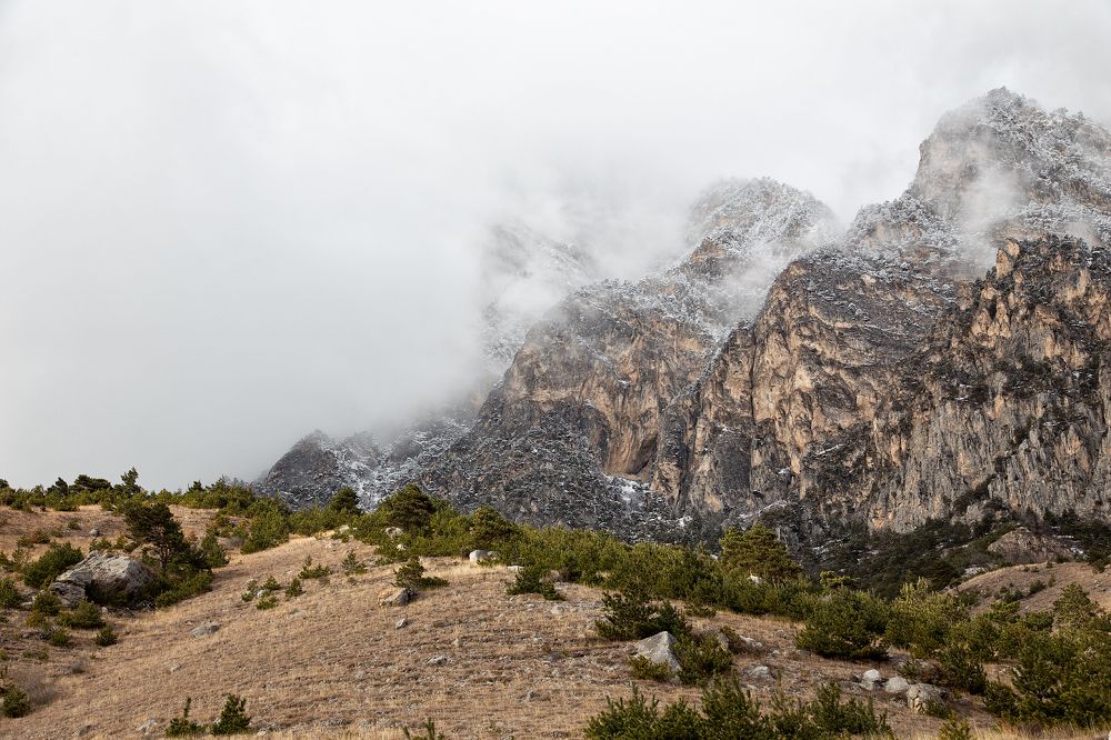 А горы уходят под самые тучи...