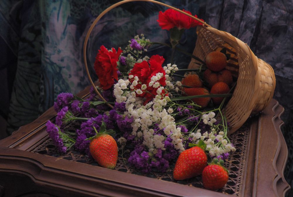 Композиция с цветами и клубникой