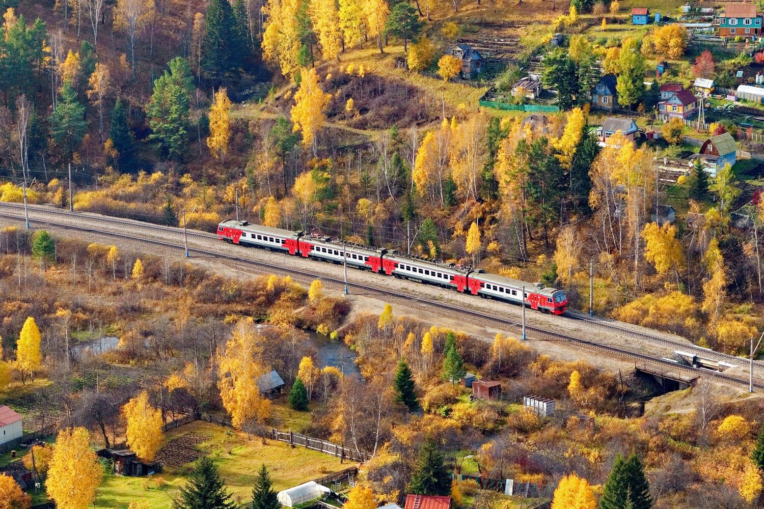 Осенний пригородный поезд
