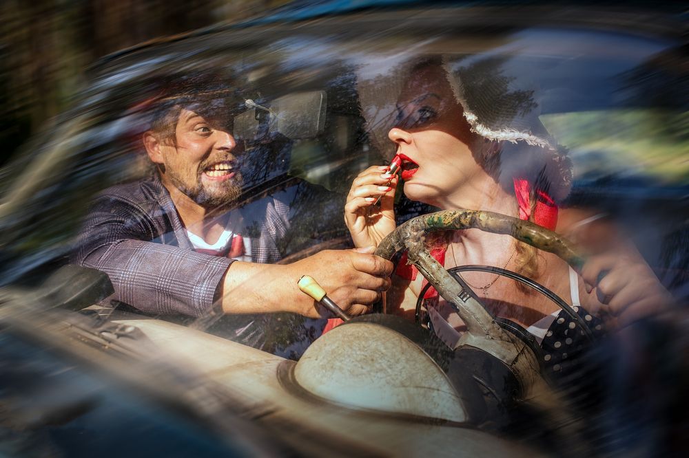 - Смотри на дорогу!!!