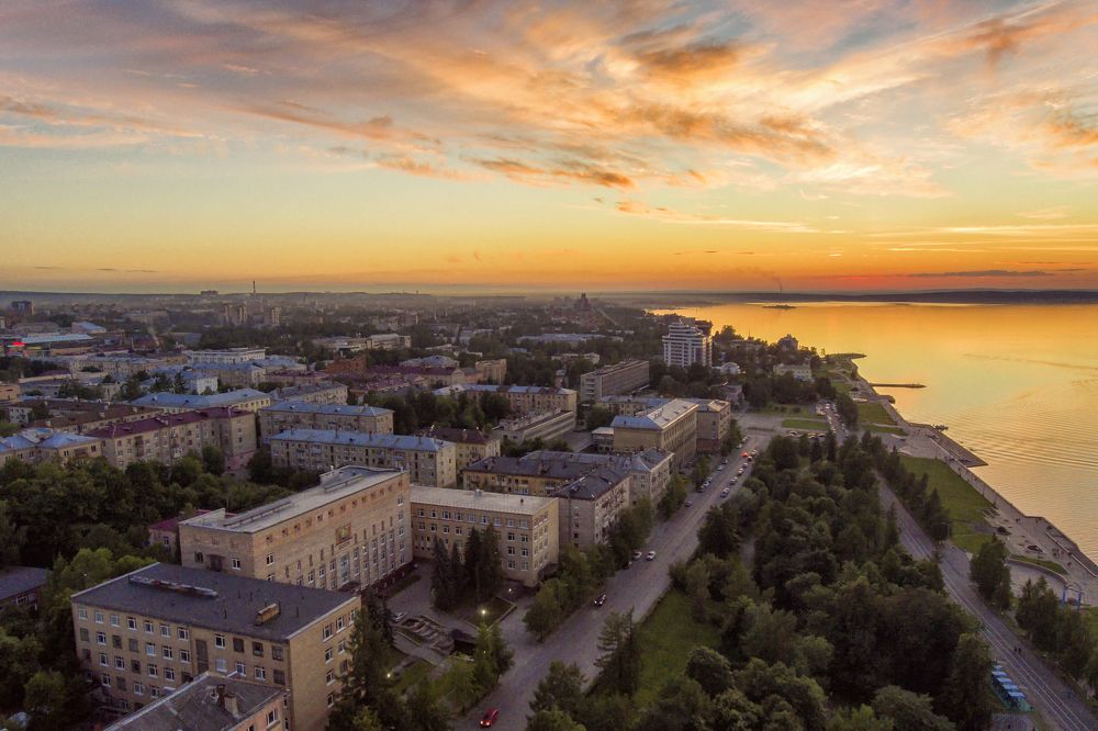 Закатное небо и белые ночи в Петрозаводске