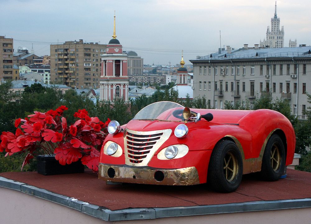 Московские крыши. Автомобиль на крыше "Театра Луны" (Сергея Проханова).