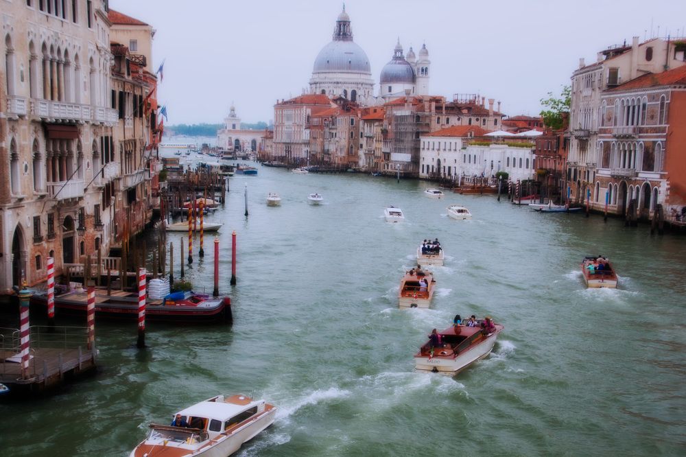 Воды повсюду километры текущей в вечность без оков