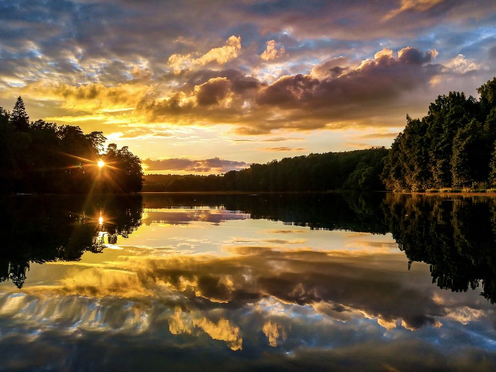 Закат надо озером