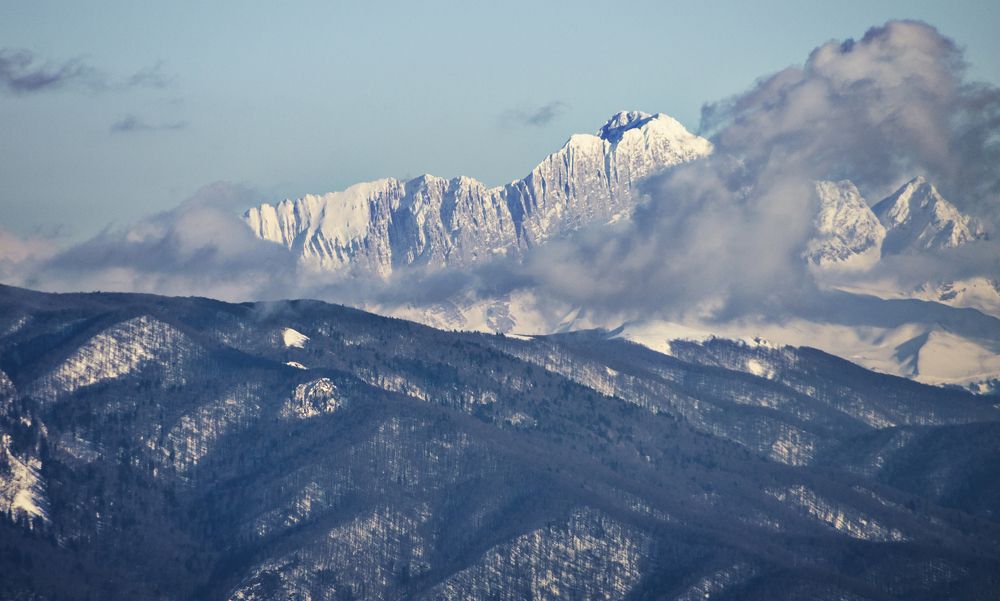 Облако играет с горой