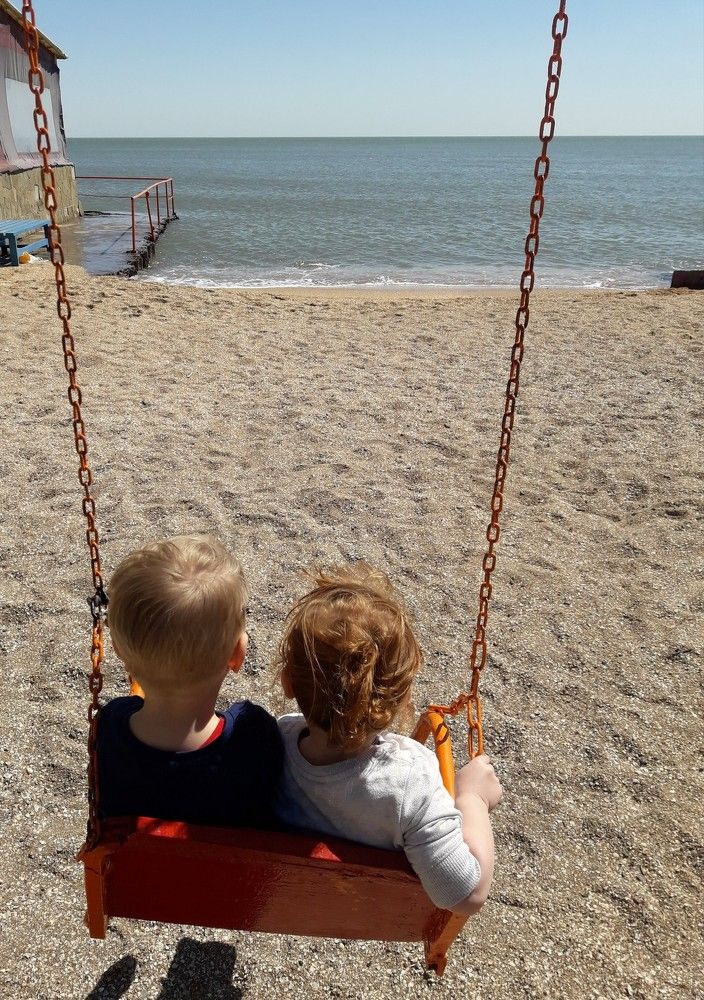 Двое на качелях.