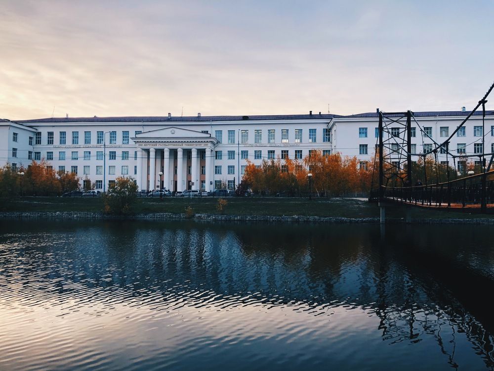 Город, охваченный осенней меланхолией