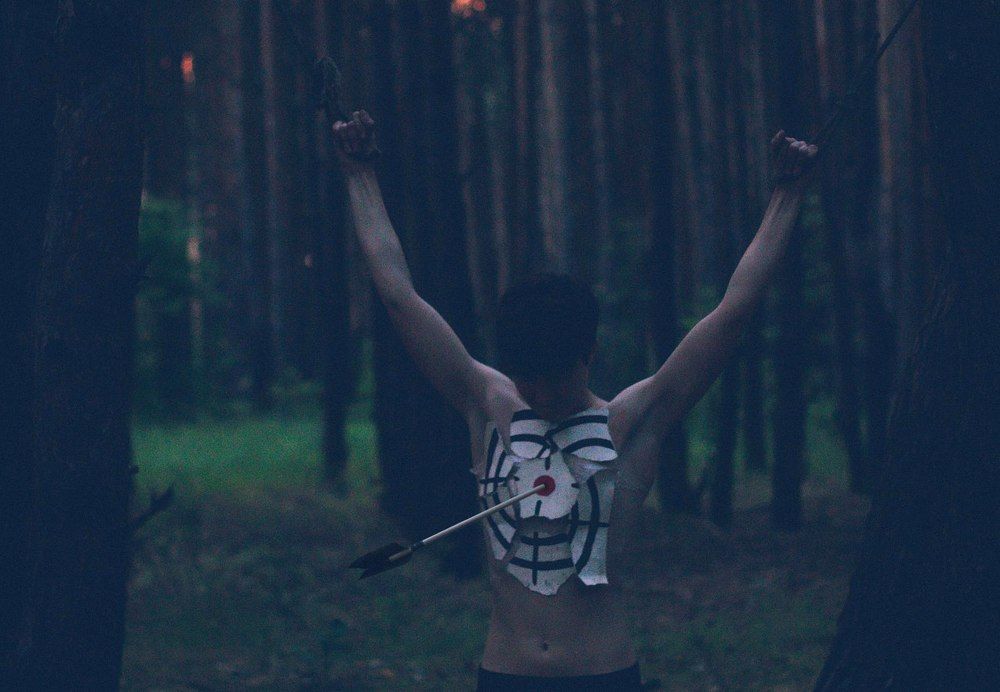 Чем шире твои объятья, тем легче тебя распять