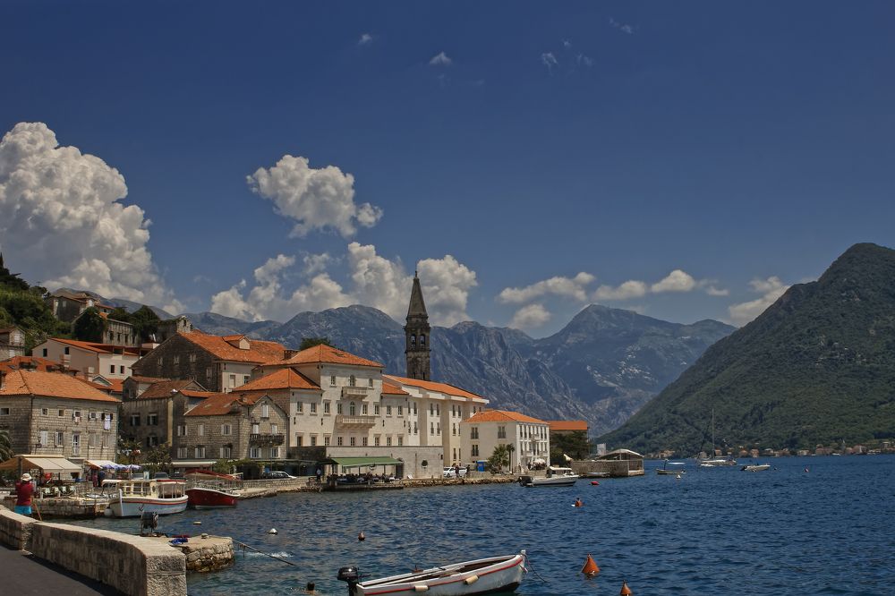 Обычный летний день в городе Пераст (Черногория)