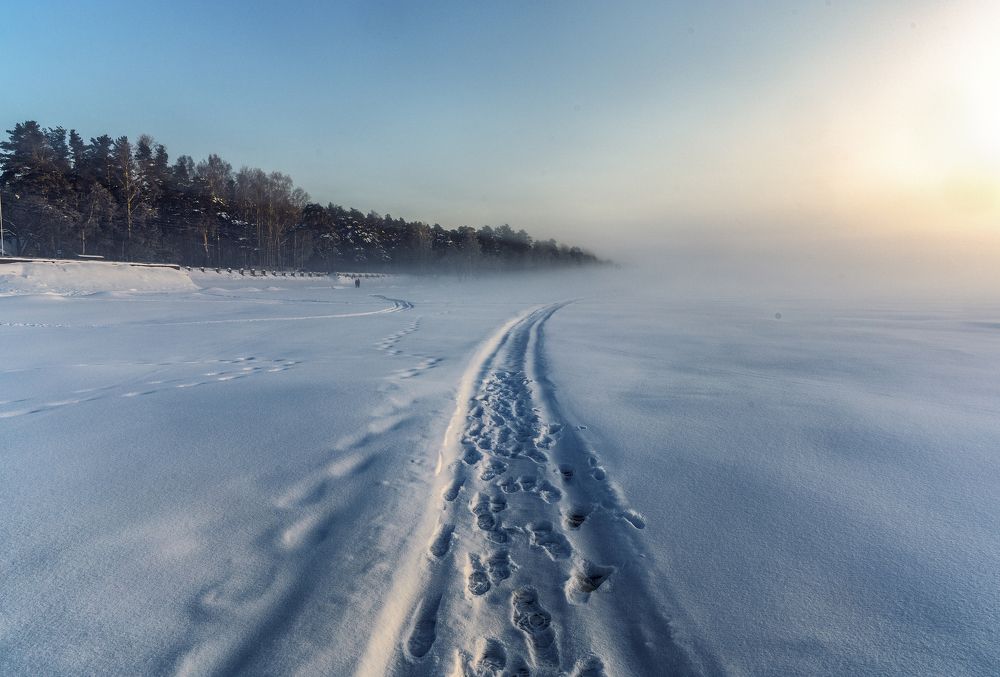 дорога по льду, туманный рассвет