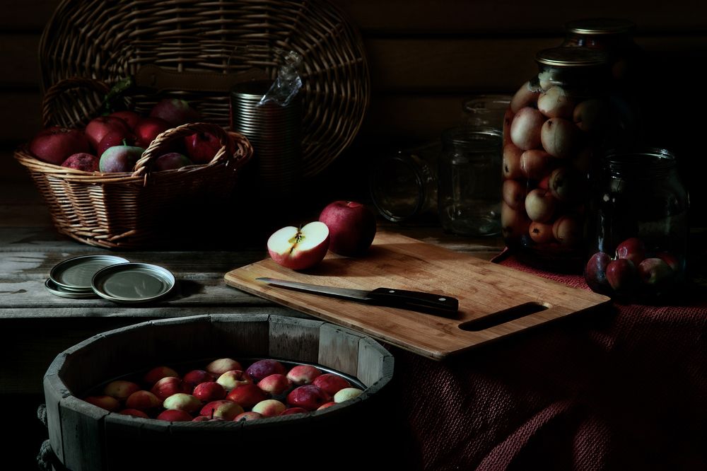 Натюрморт с яблоками