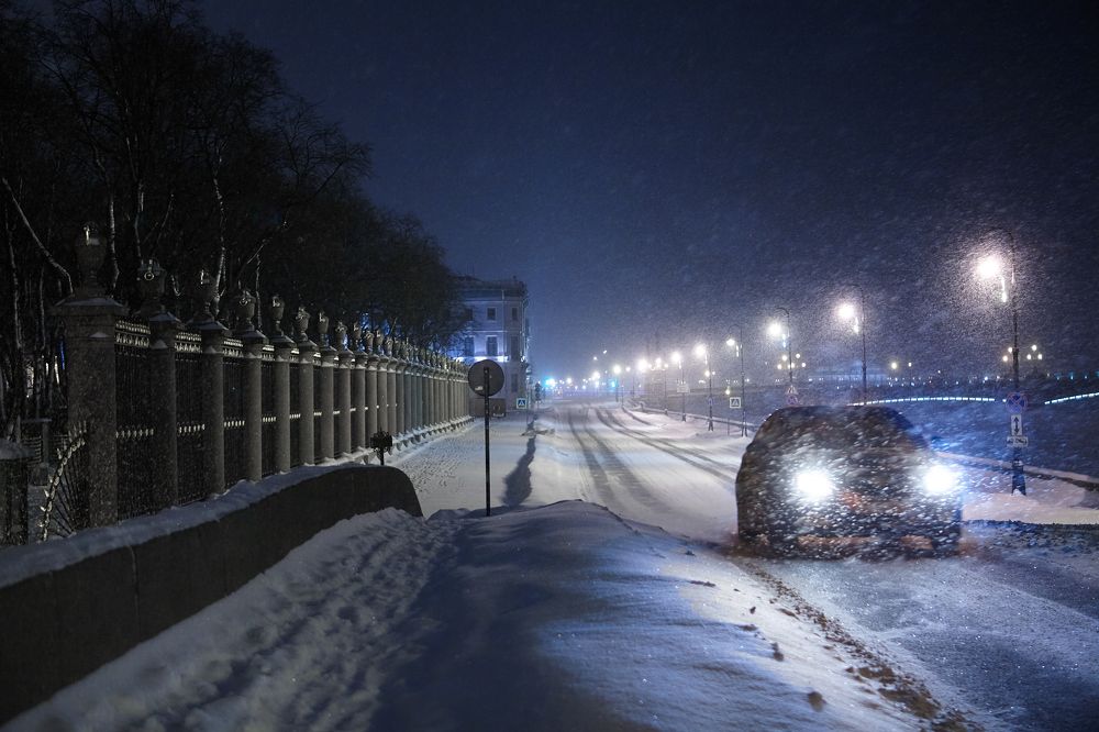 Пока город спит. / While the city is asleep.
