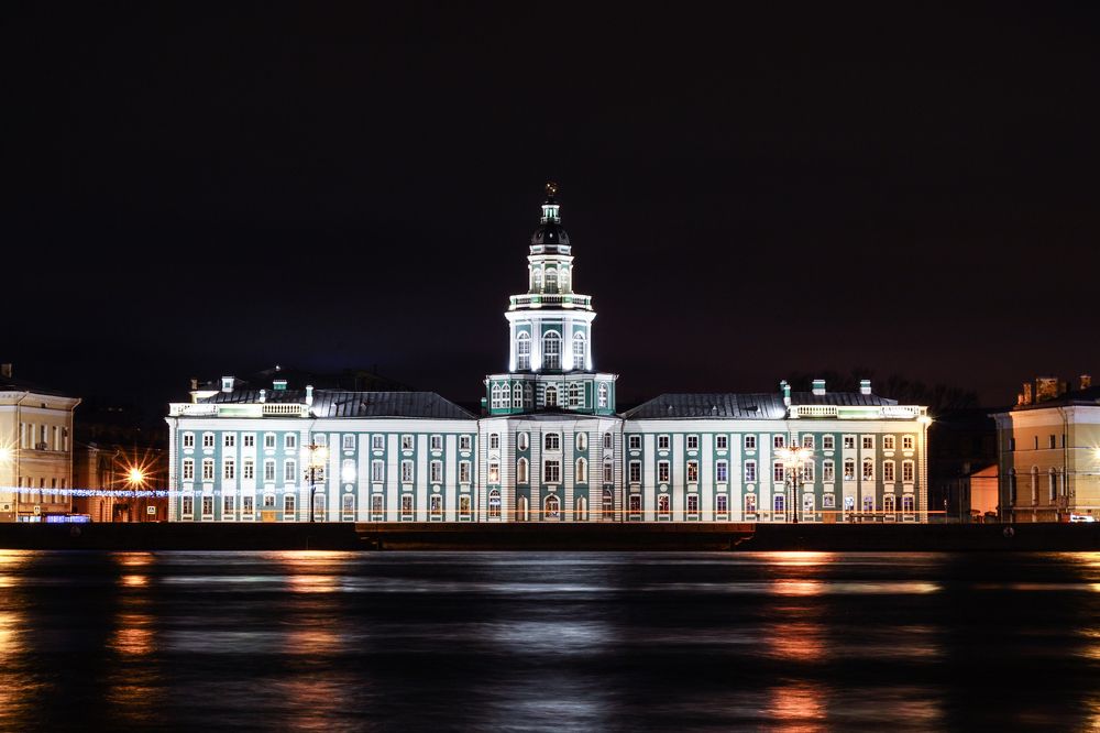 Вид на Кунсткамеру
