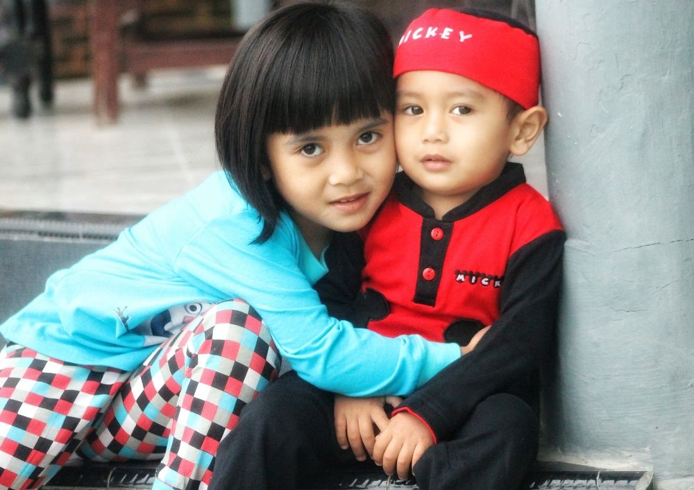 love sign of brother and sister