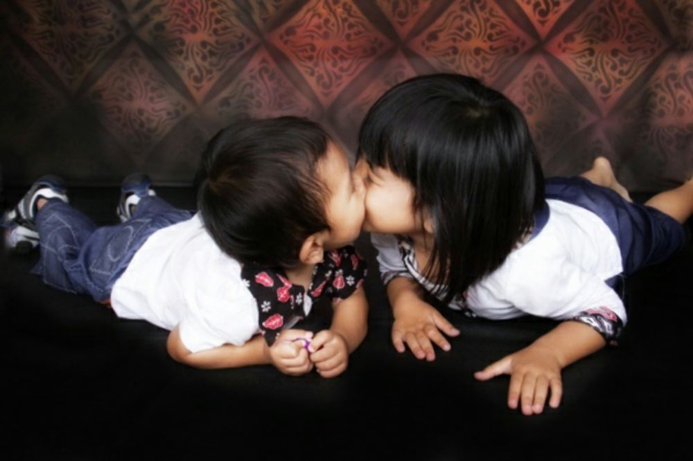 love sign of brother and sister