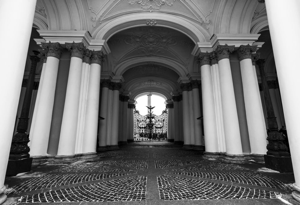 Центральный вход