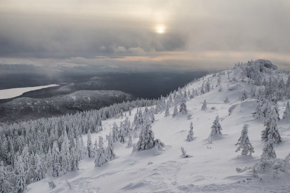 Заснеженные горы Урала