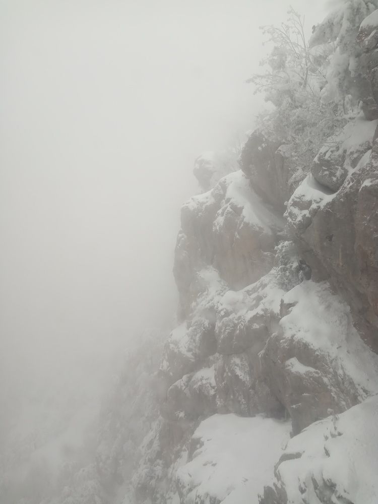 Скалы в облаках