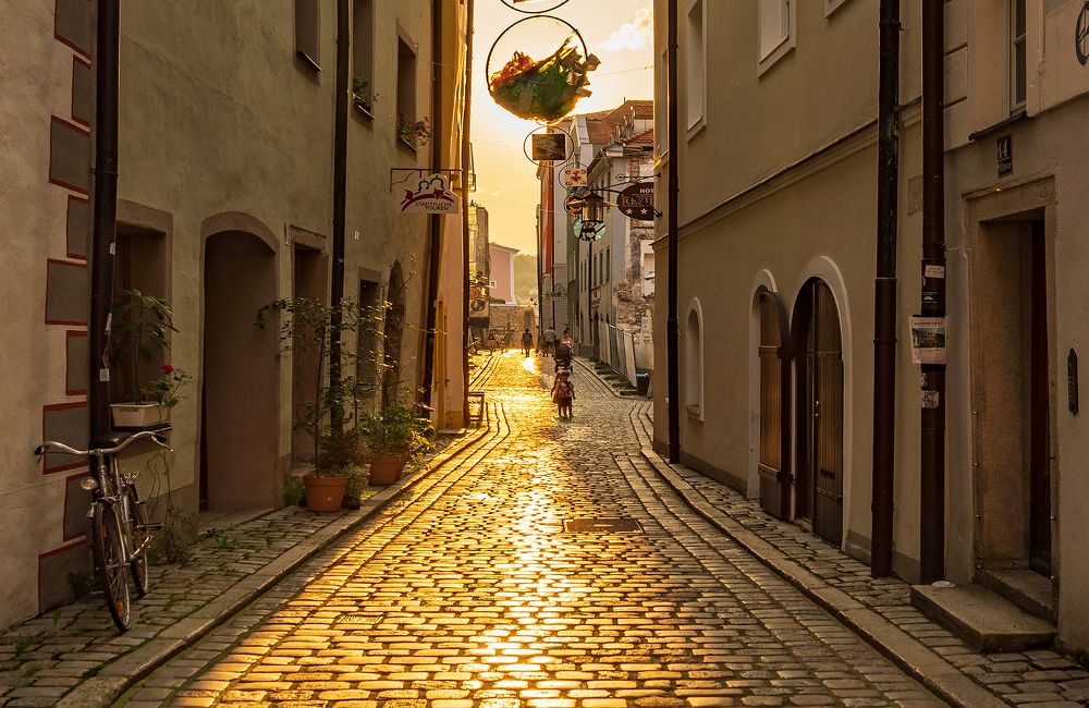 Под небом голубым есть город золотой.