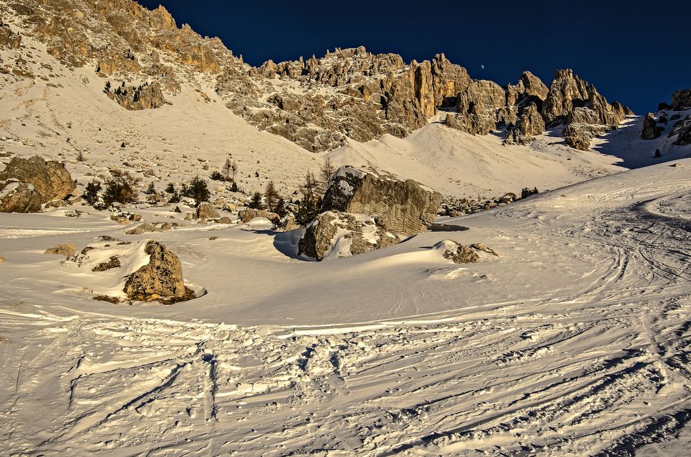 Вечереет, луна взошла