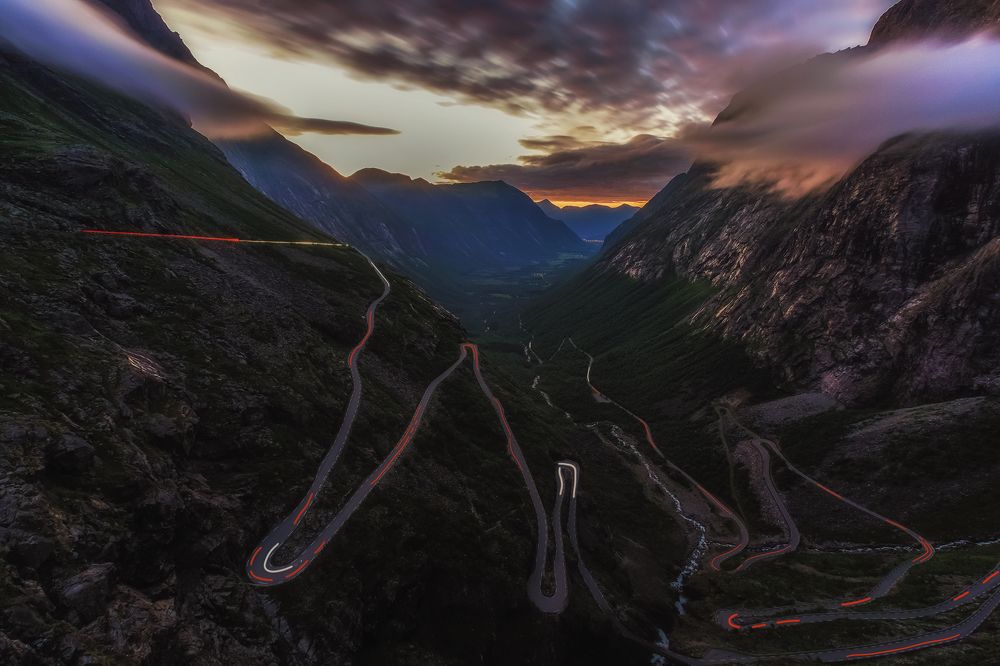 Лестница Троллей, Норвегия, сумерки, трассеры.