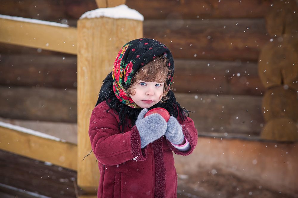 девочка с яблоком