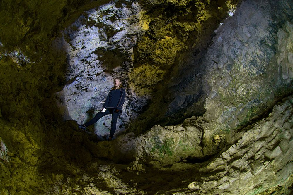 Человек в карстовой пещере.