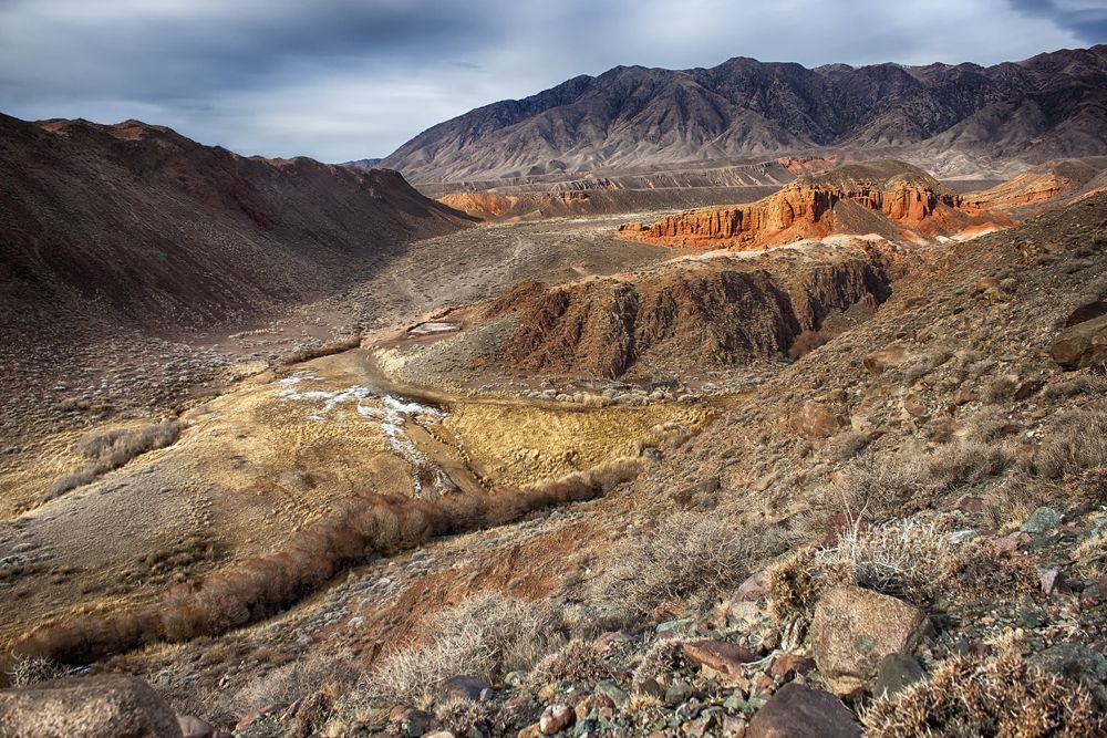 В окружении гор