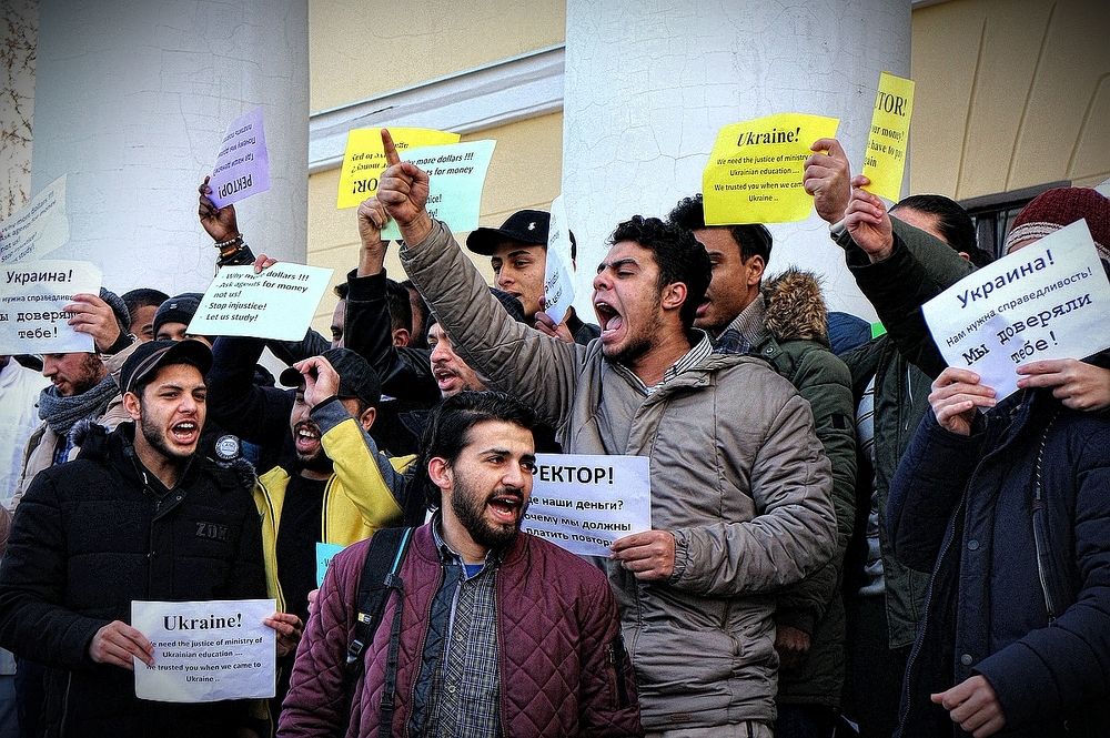 Студенты иностранцы пикетируют ДНМУ