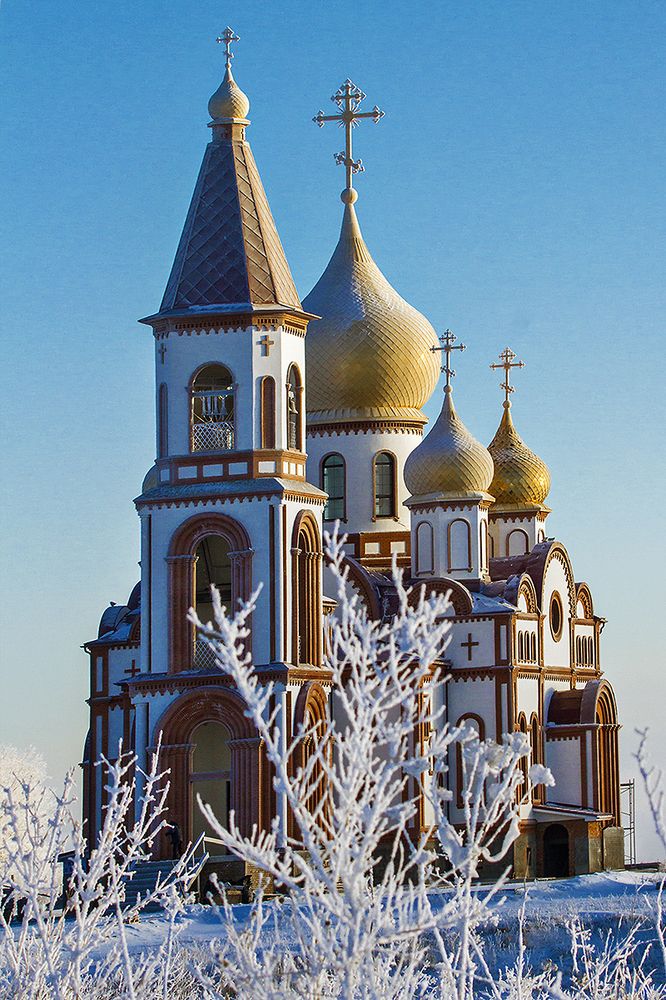 И золотые купола покрыл морозец серебром