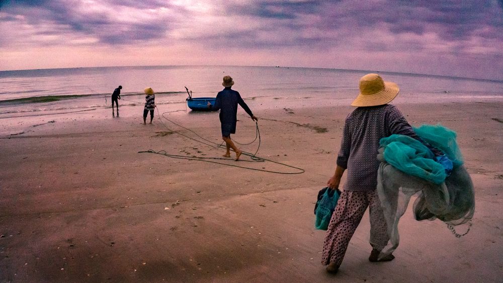 Рыбаки, рассвет и море