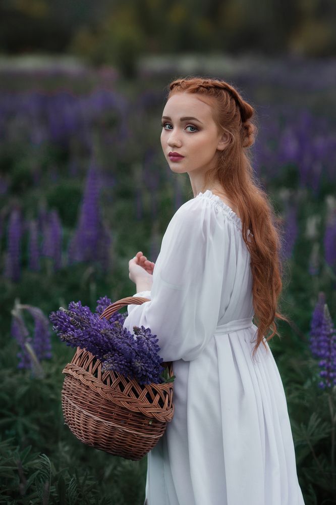 Девушка в люпинах