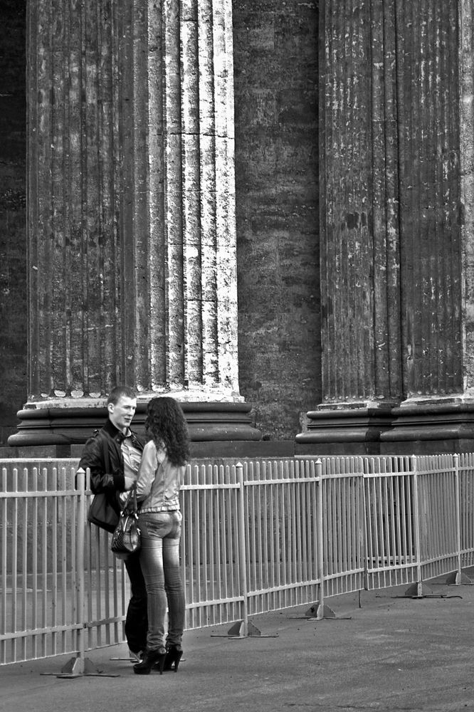 Вдвоём у колонн собора