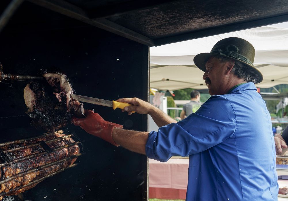 С пылу с жару свиное ушко.