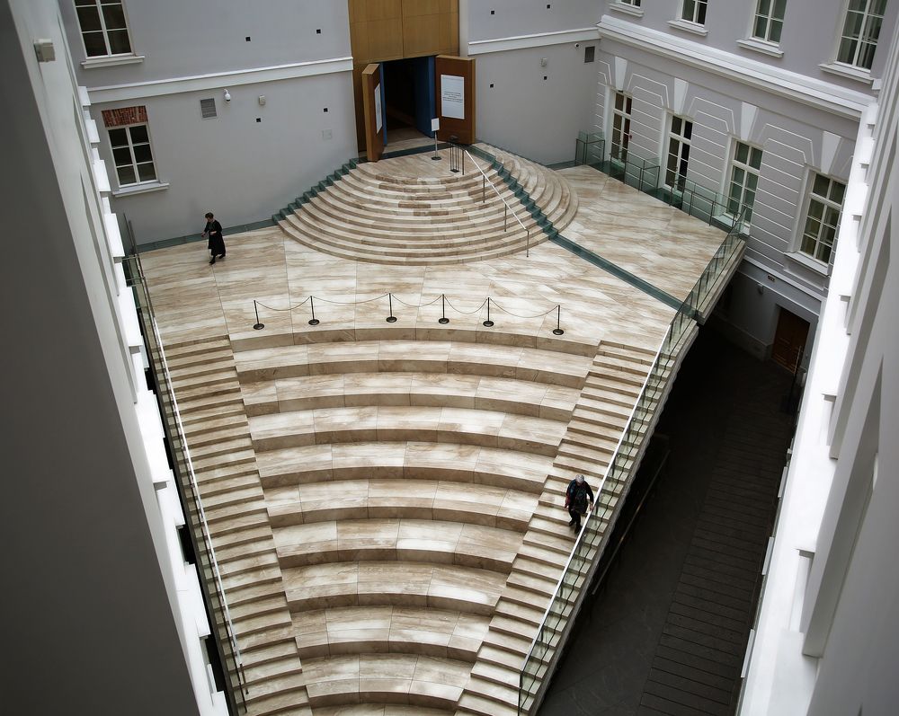 Театр начинается с вешалки, музей-с лестницы!